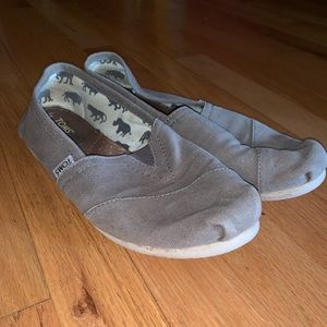 Gray Toms